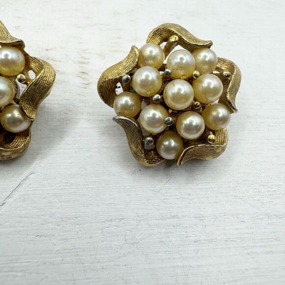 Panetta Pearl Cluster Flower Clip On Earrings Retro Mid Century Gold Tone Signed - Picture 2 of 9